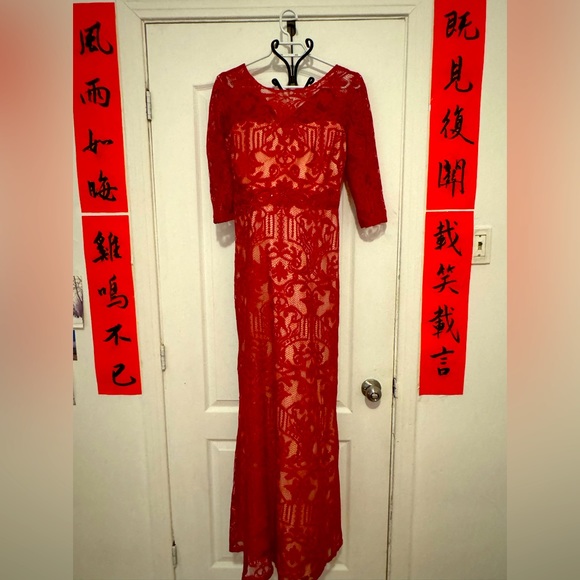 Beautiful red dress - Picture 1 of 6